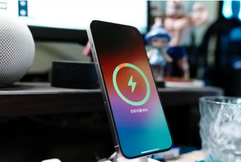 东安苹果15换屏服务分享用什么充电器给iPhone15充电更好 